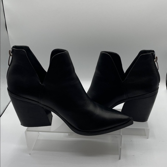 Steve Madden Alyse Black Leather Boots, back zipper, deep side V, size 9.5 M NEW - Picture 7 of 8